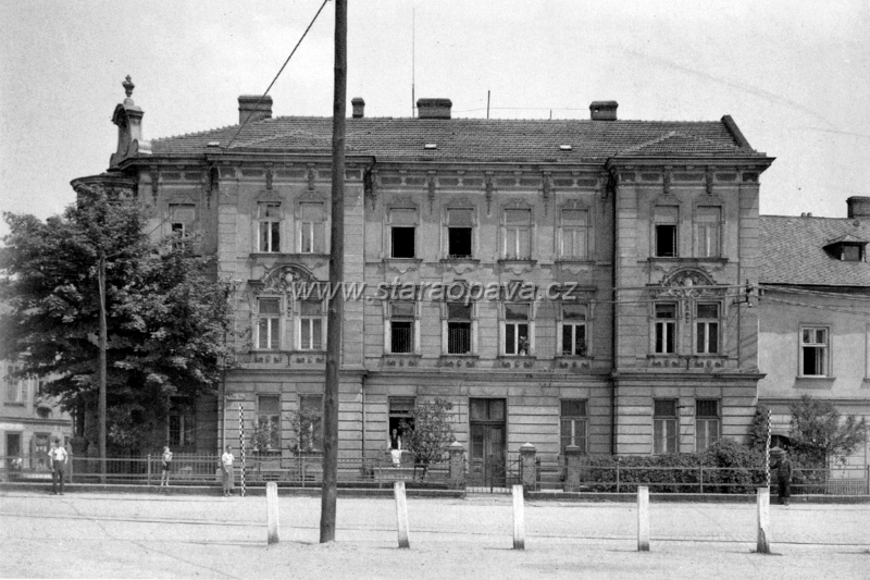 zameckyokruh (11).jpg - Dům zbouraný v 80.letech 20.století a na jeho místě vybudovaná dnešní křižovatka ulic Ratibořská, Zámecký okruh, Praskova a Nákladní. Fotografie ze 30.let 20.století.